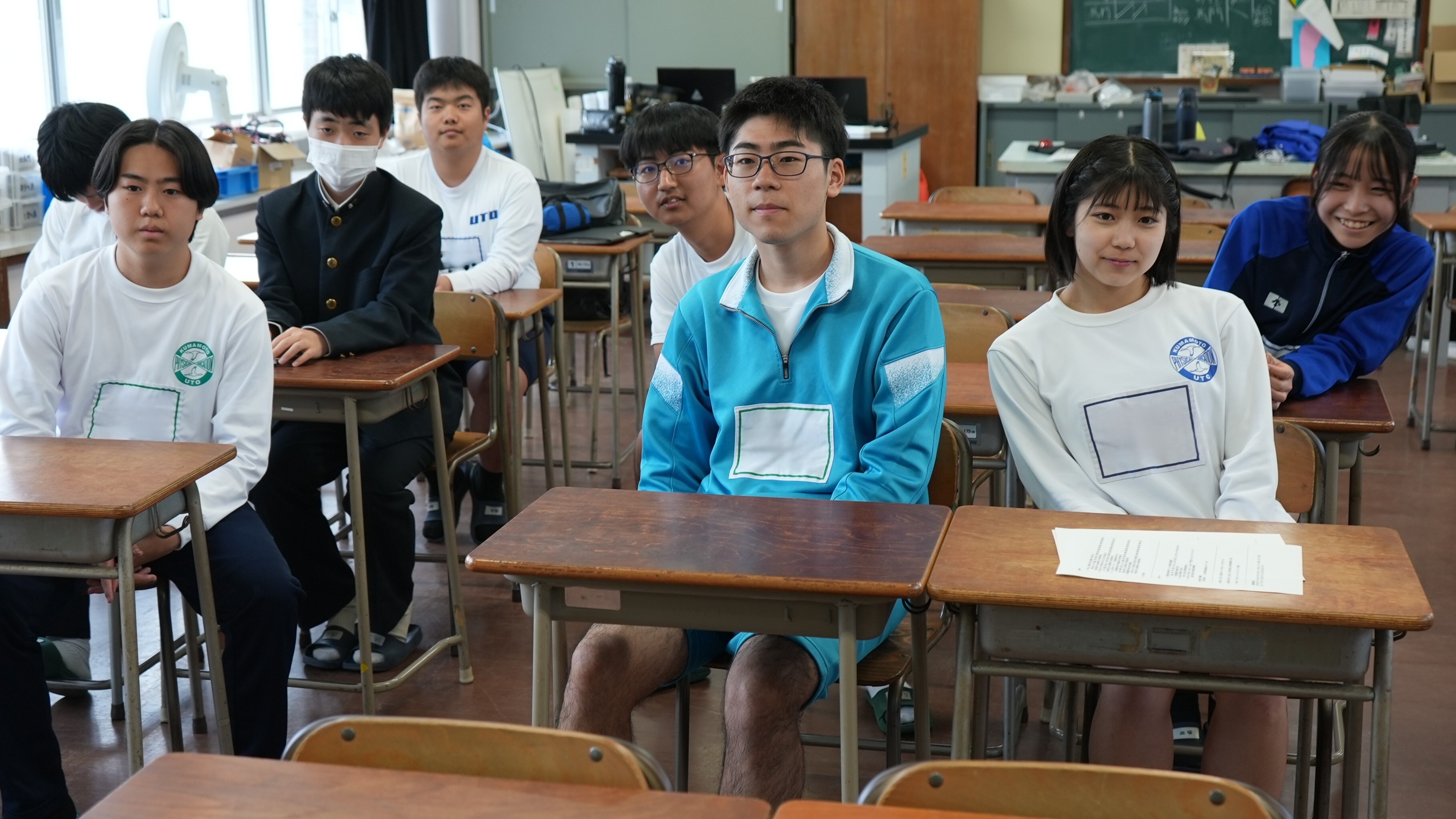 DSC01122　現地とオンライン上での記念撮影の様子.JPG